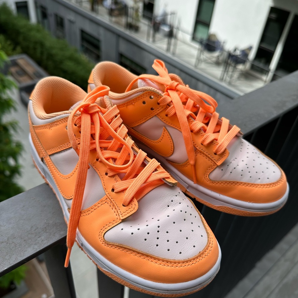 NIKE WOMENS DUNK LOW PEACH CREAM